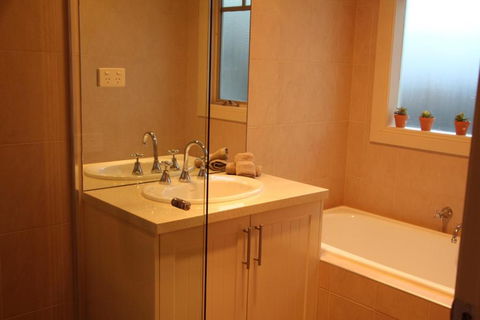 River Rock Cottage Centrally Located And Dog Friendly - Hervey Bay Accommodation 3