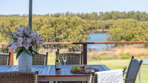 Riverside Retreat, Coolangatta, Near Seven Mile Beach - Hervey Bay Accommodation 2