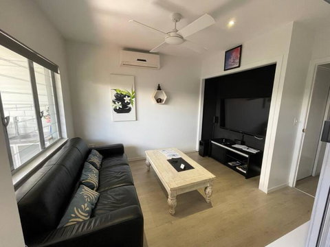 Relax At Trinity Beach Getaway, Blue Lagoon, Trinity Beach - Hervey Bay Accommodation 2