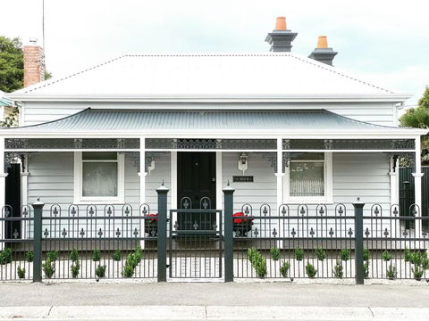 Saint Brides - Superior Boutique Accomodation - STEPS TO PAKINGTON STREET - Hervey Bay Accommodation 0