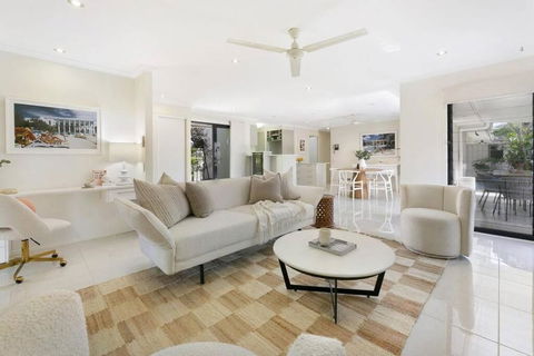 Riviera Road Miami - 4BRM Dual Villa - Hervey Bay Accommodation 0