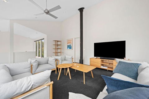 Roadknight Ocean Road View 236 - Hervey Bay Accommodation 0