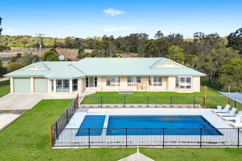 Roads End With Games Barn Ponies Alfresco Dining - Hervey Bay Accommodation 0