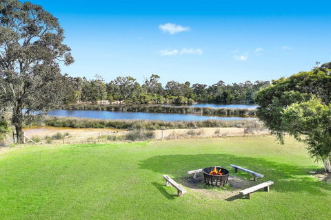 Roads End With Games Barn Ponies Alfresco Dining - Hervey Bay Accommodation 3
