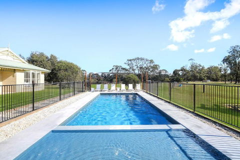 Roads End With Games Barn Ponies Alfresco Dining - Hervey Bay Accommodation 1