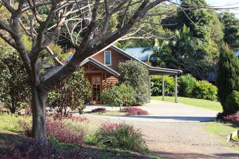 Romantic Lakeview Cottage - Hervey Bay Accommodation 0