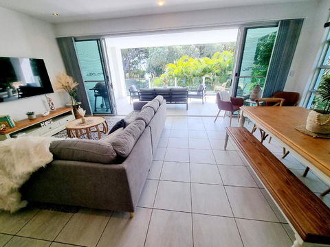 Rosalynda- Luxury Beachfront 3 BR Townhouse - Hervey Bay Accommodation 3
