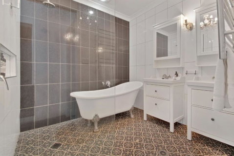Rose Cottage - Stroll To CBD, Leafy Setting - Hervey Bay Accommodation 3