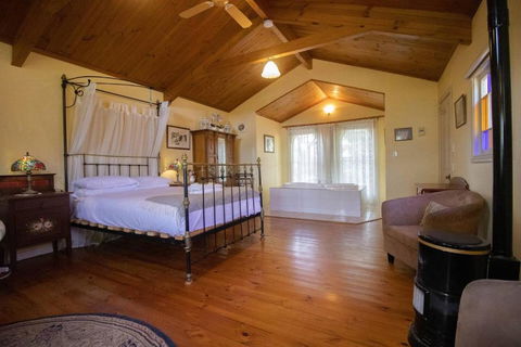 Rose Petal Cottage - Hervey Bay Accommodation 0