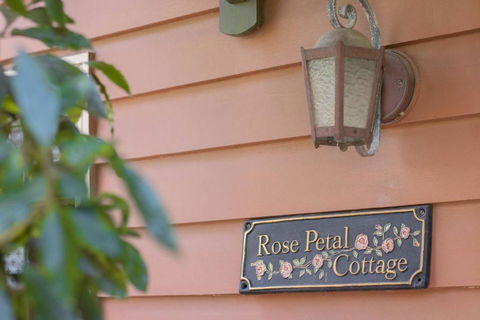 Rose Petal Cottage - Hervey Bay Accommodation 1