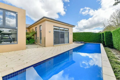 Roselawn Retreat - Pool, Incredible Views, Sleeps 8 - Hervey Bay Accommodation 3