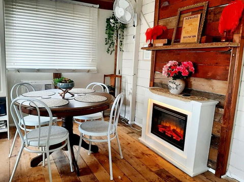Rosewood Cottage -Entire 2 Bedroom Home With Netflix & WiFi - Hervey Bay Accommodation 2