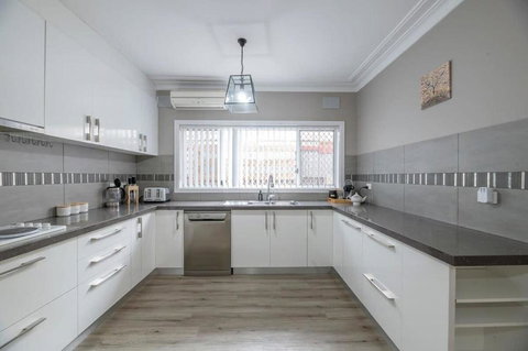 Roycox Cottage - Charming Escape, Fireplace - Hervey Bay Accommodation 2