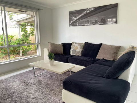 Runaway Bay Family Haven With 4beds - Tourism Hervey Bay 0