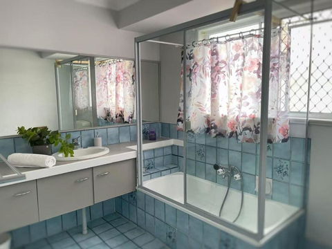 Runaway Bay Family Haven With 4beds - Tourism Hervey Bay 2