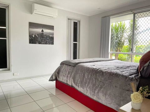 Runaway Bay Family Haven With 4beds - Tourism Hervey Bay 3