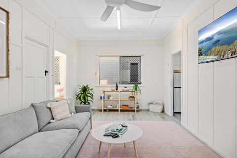 Sage Cottage! CBD Perfection! - Tourism Hervey Bay 0