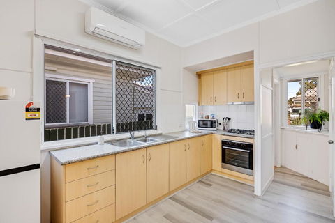 Sage Cottage! CBD Perfection! - Tourism Hervey Bay 1