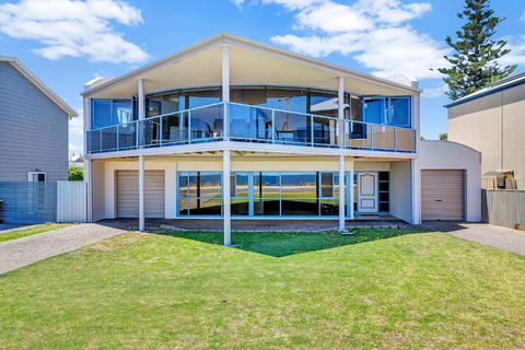 Sail Away - Aldinga Beach - C21 SouthCoast Holidays - Tourism Hervey Bay 1