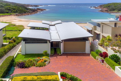 Sails On The Beachfront - Exclusive Seaside Home - Hervey Bay Accommodation 0