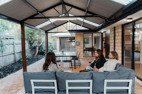 Salhus - Sleep In King Beds & Easy Walk To Town - Tourism Hervey Bay 0