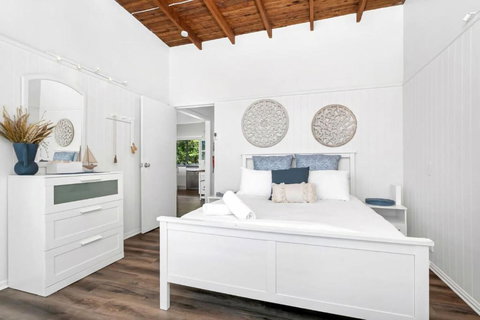 Sally Beach House With Ocean Views - Tourism Hervey Bay 2