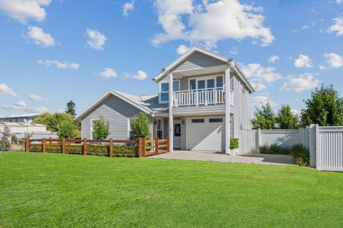 SALTAIR Beach House Right In Town - Hervey Bay Accommodation 0