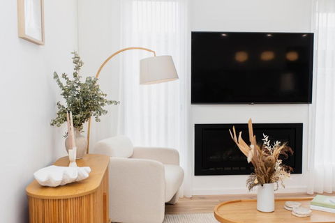 Saltwater Lux, 4 Bdrm, 3 Bath, Golf, Weddings, Beaches, Adventure Park - Hervey Bay Accommodation 1