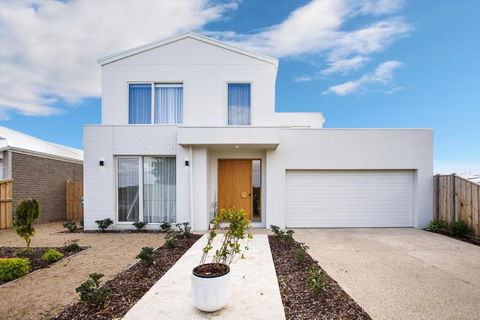 Saltwater Lux, 4 Bdrm, 3 Bath, Golf, Weddings, Beaches, Adventure Park - Hervey Bay Accommodation 2