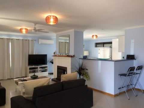 Salty Air Apartments Kingscote Kangaroo Island - Hervey Bay Accommodation 0