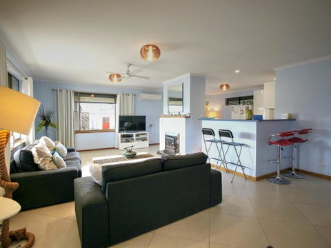 Salty Air Apartments Kingscote Kangaroo Island - Hervey Bay Accommodation 3