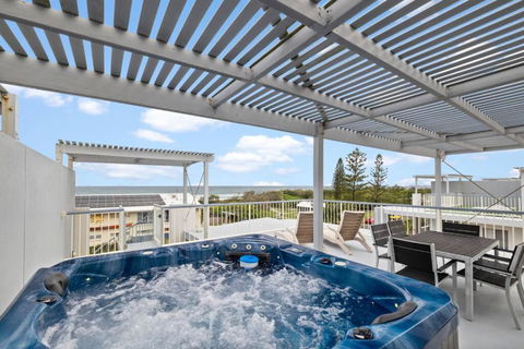 Salty Breeze - Rooftop Terrace & Jacuzzi - Tourism Hervey Bay 0