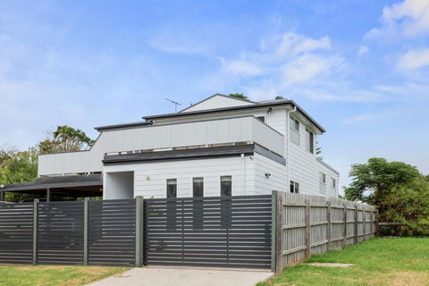 Sanctuary Lodge By Ready Set Stay - BYO LINEN & TOWELS - Tourism Hervey Bay 2
