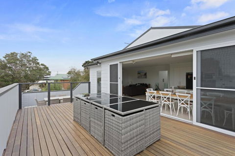 Sanctuary Lodge By Ready Set Stay - BYO LINEN & TOWELS - Tourism Hervey Bay 0