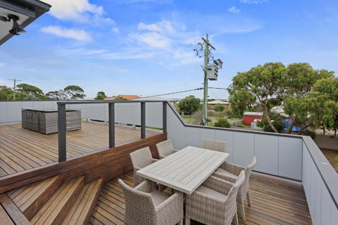 Sanctuary Lodge By Ready Set Stay - BYO LINEN & TOWELS - Tourism Hervey Bay 3