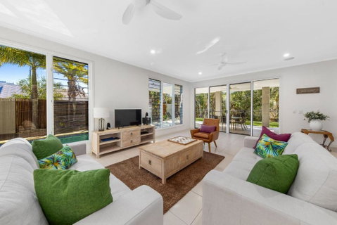Sand And Sea Beach House - Hervey Bay Accommodation 2