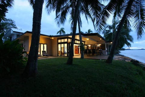 Sandcastle Retreat - Absolute Cairns Beachfront - Hervey Bay Accommodation 2