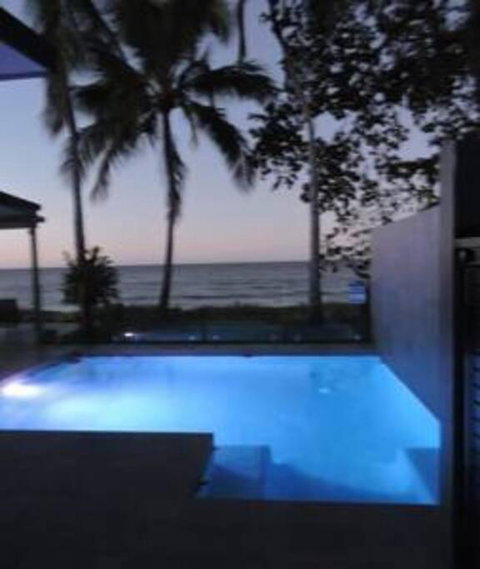 Sandcastle Retreat - Absolute Cairns Beachfront - Hervey Bay Accommodation 1
