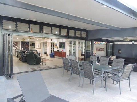 Sandcastle Retreat - Absolute Cairns Beachfront - Hervey Bay Accommodation 3