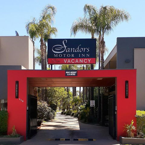 Sandors Motor Inn - Tourism Hervey Bay 0