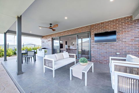 Sandstone - Family Entertainer, Refined Living - Hervey Bay Accommodation 2