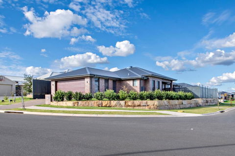 Sandstone - Family Entertainer, Refined Living - Hervey Bay Accommodation 3