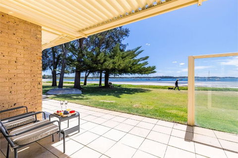 Sandy Beach House Corlette Unit 1 Waterfront WI-FI Aircon - Hervey Bay Accommodation 2