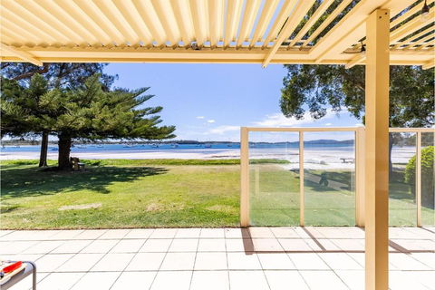 Sandy Beach House Corlette Unit 1 Waterfront WI-FI Aircon - Hervey Bay Accommodation 1