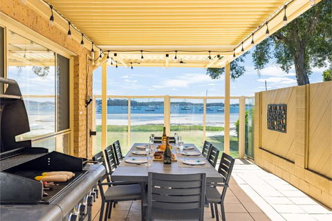 Sandy Beach House Corlette Unit 1 Waterfront WI-FI Aircon - Hervey Bay Accommodation 3