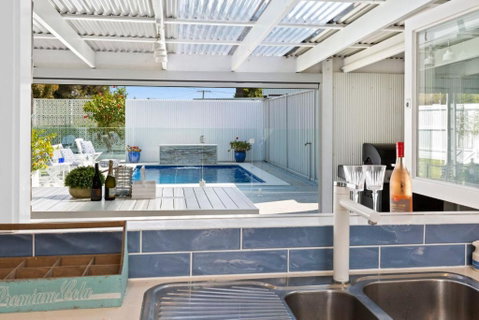 SANTORINI BEACH HOUSE SAFETY BEACH - Tourism Hervey Bay 3