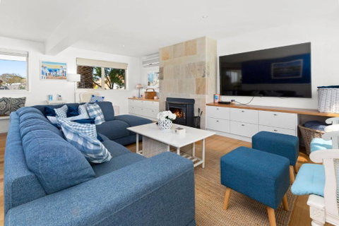 SANTORINI BEACH HOUSE SAFETY BEACH - Tourism Hervey Bay 1