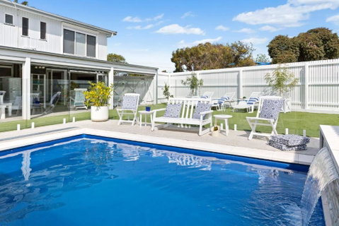 SANTORINI BEACH HOUSE SAFETY BEACH - Tourism Hervey Bay 0
