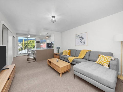 Sandy Bay Apartment With Hobart River View, Near UTAS - Stroll To Cafes And Shops - Tourism Hervey Bay 0
