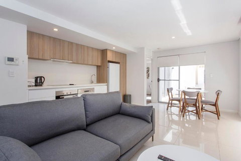 Stirling Apartment 1- Modern Central Apartment - Hervey Bay Accommodation 2